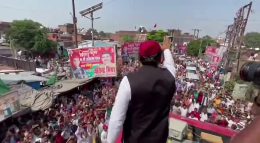 #समाजवादी_विजय_रथयात्रा
#हमीरपुर...
विजय रथ हमीरपुर शर्किट हाउस से निकला.