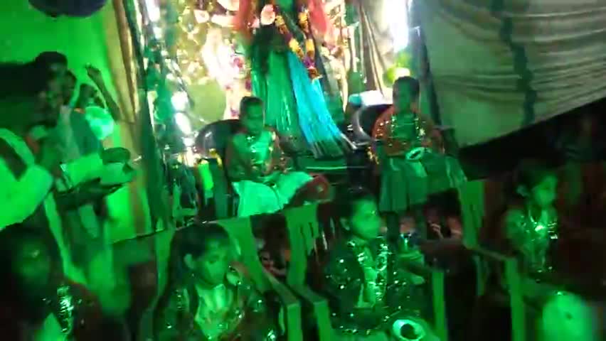 दुर्गापुर माता रानी के पास नौ कन्याओं का पूजन करते हुए बड़ा#13/10/2021