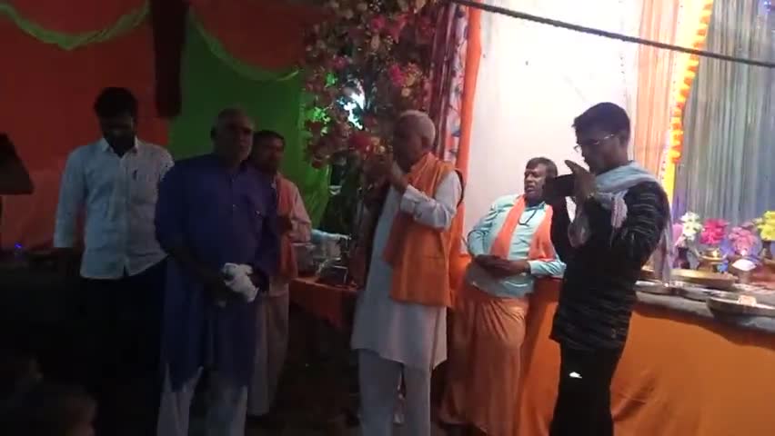 #बबेरू: तहसील के बछौंधा गांव में वर्तमान विधायक श्री चंद्रपाल कुशवहा जी के द्वारा जय भवानी मित्र मंडल की आरती संपन्न हुई