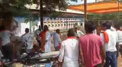 #भगवाधारी #झंडाविवाद 
muslim samuday ke kuchh logo ne  झंडा ukhad feka jiski wajah se hindu sanghatan walo ne ki पिटाई