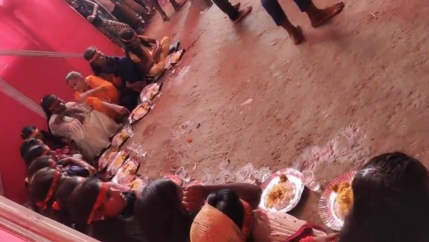 #औराई: जय माँ दुर्गा पूजा समिति औराई बाजार में सभी 851 कन्याओं को भोजन कराया गया।