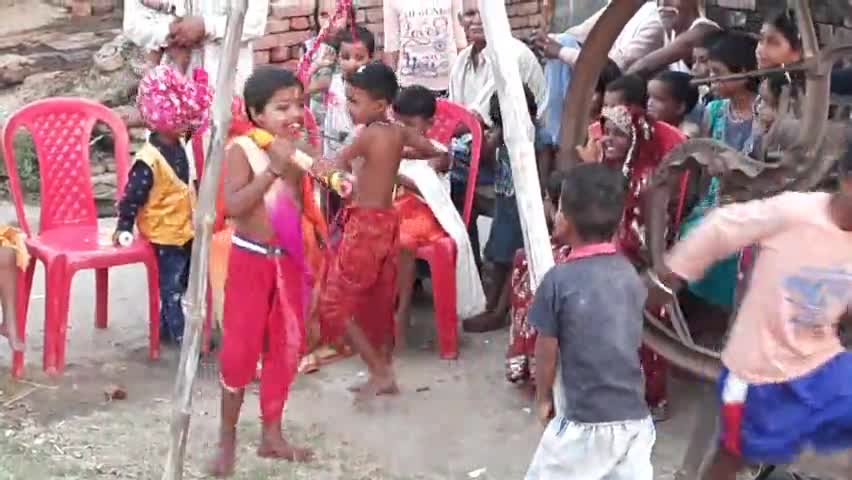ब्लॉक बरहनी के #कंजेहरा गांव में छोटे-छोटे बच्चों ने #रावण का पुतला दहन किया...