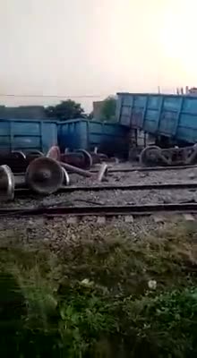 रेलगाड़ी पलटी पूरा मामला अम्बियपूर् रेलबे स्टेशन के पास है #kanpurmetro #news18india #kabar #dinesh_gadariya #train