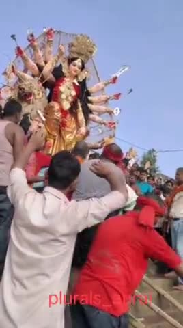 #औराई: जय माँ दुर्गा पूजा समिति औराई बाजार में शांतिपूर्ण मूर्ति विसर्जन किया गया।