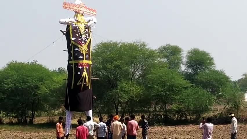 मऊरानीपुर: आज टिकरी में विशाल 50 फिट ऊंचे रावण के पुतले का हुआ दहन और धूम धाम से मनाया गया दशहरा #दशहराdashhra  #ravandahan #धूमधाम