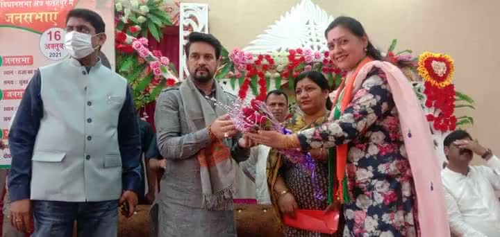 #उप चुनाव फतेहपुर की आज की चुनावी जन सभा में फूलों से स्वागत करते हुऐ।