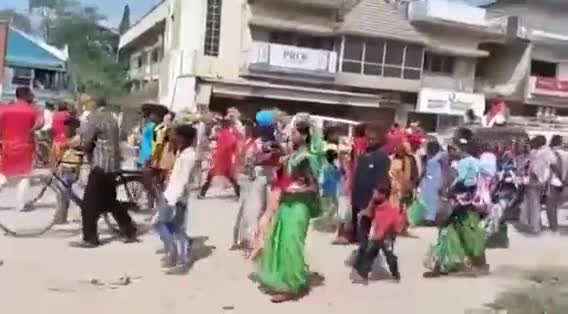 #पता नही ड्राइबर को कितनी || ज्लदिवाजी थी || कि उसको अपनी गाड़ी को इंसान के उपर से || ले जाना पड़ा ! 👍👍🙏🙏😂😂😭😭