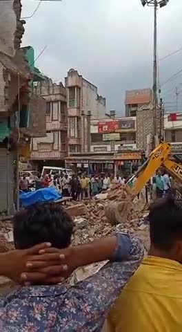 नायब तहसीलदार अमित सिंह व पुलिस प्रशासन की मौजूदगी में ए०बी०फार्मा,मेन मार्केट,सहजनवा की दुकान को तोड़ा गया#npsahjanwa