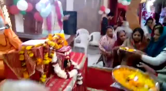 महाराज कमलानंद गिरि जी के चरणों में महिलाएं आरती करती आशीर्वाद पाती हुई
#धार्मिकमहफिल #अशोकअरोड़ाझिलमिल