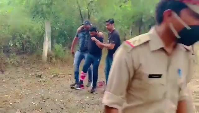 नोएडा में कार में लिफ़्ट देकर लूटपाट करने और  जबरन #ATM से रूपये निकलवाने वाले इंटर स्टेट गैंग के लुटेरे पकड़े