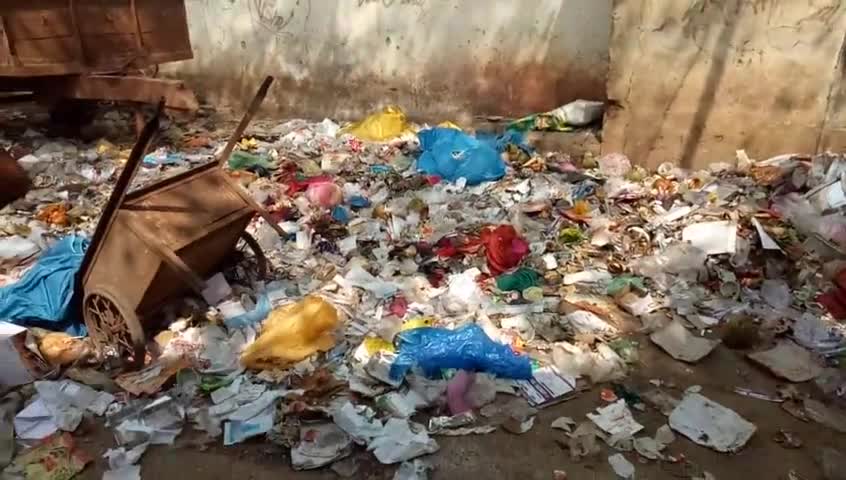 #ध्यान से देखिए यह है #गुना जिला #चिकित्सालय परिसर के शव गृह के आगे  बिखरी गंदगी का आलम