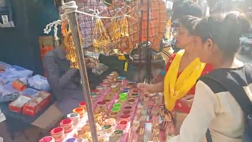 त्योहारी सीजन को लेकर किला रोड पर सजावट के साथ ग्राहकों में उत्साह। 

#dashera #diwali #rohtak #kilaroad