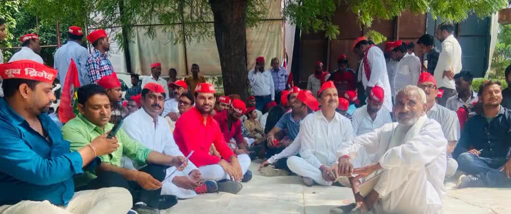 जिंदगी की रेस में जो लोग दौड़ कर हरा नहीं पाते वह लोग कांटे बिखेर कर हराने की कोशिश करते हैं. #पुष्पेन्द्र_सिंह

#शुभ_प्रभात