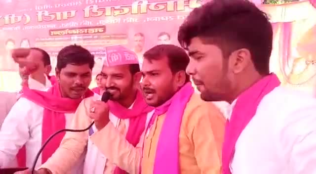 कल 17 अक्टूबर 2021 को  फूलपुर प्रयागराज मंच पर नारा लगाते हुए ..
...(#भावी_प्रत्याशी)
         #बृजेश_प्रजापति