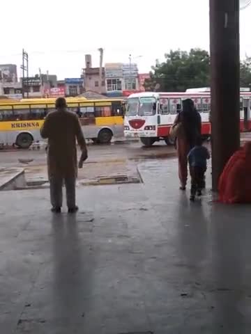 #हांसी में हल्की बारिश हुई जिसके कारण लोगों को आने जाने में हुई परेशानी