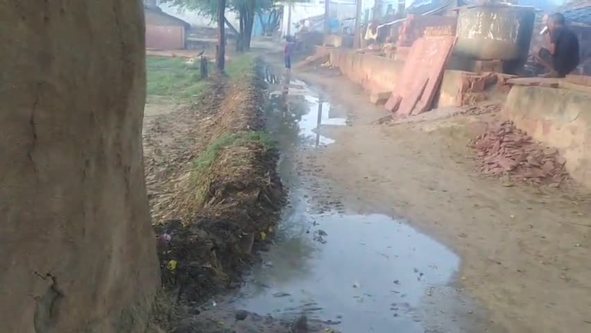 #madapura - गांव नगला खिन्नी में जलभराव की समस्या बढ़ती हुई लोगो को रास्ता निकलने में होने वाली है दिक्कतें।