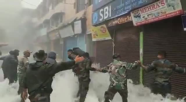 हमारे देश के जवान के हौसले के आगे टिक न सके कोई तूफान,
इनके हौसले और जज़्बे को सलाम!

#नैनीताल #Nainital
