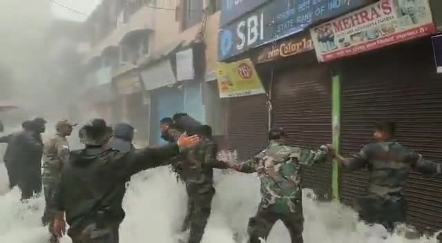 नैनीताल:
भारतीय सेना ने घर में फंसे लोगों का तेज़ धार में रेस्क्यू
 किया।।
#नैनीताल
#बारिश