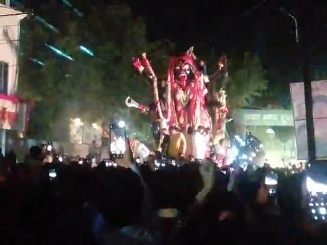आज #जबलपुर में #महाकाली का जलूस निकला समस्त भक्तगण एक साथ निकले।