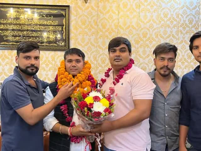कुशल व्यवहार व्यक्तित्व के धनी बड़े भाई  #चौधरी #शहजाद_हुसैन जी को युवजन सभा में #राष्ट्रीय_सचिव बनने पर #नोएडा शाहबेरी में उनके #आवास पर जाकर #बधाई दी  ।