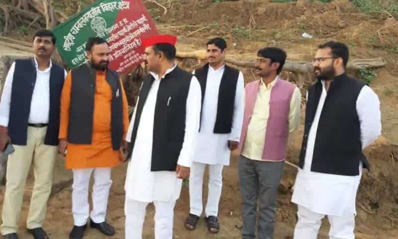 ईर्ष्या का कोई इलाज नहीं है. दूसरों की तरक्की को देखकर जलने वाला व्यक्ति खुद को नुक्सान पहुंचा सकता है और कुछ नहीं. #पुष्पेन्द्र_सिंह

#शुभ_प्रभात
