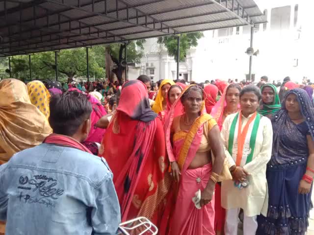 कांग्रेस #नेत्री #सविता #पाल मानिकपुर #विधानसभा #237उत्तर प्रदेश कांग्रेस कार्यालय लखनऊ में माननीय #प्रियंका #गांधी #जी #कहां 40 परसेंट महिलाएं विधानसभा चुनाव लड़ेंगी महिलाएं इस बार जनता मांगे कांग्रेस सरकार प्रियंका गांधी जिंदाबाद