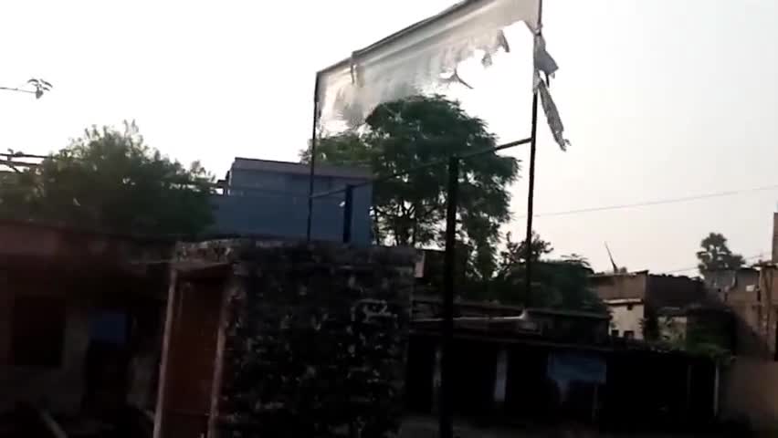 महराजगंज: इंदौली में आचार संहिता में लगाए गए राजनीतिक बैनर पोस्टर को सीओ के निर्देश पर प्रशासन ने फाड़ कर हटाया #सीओ