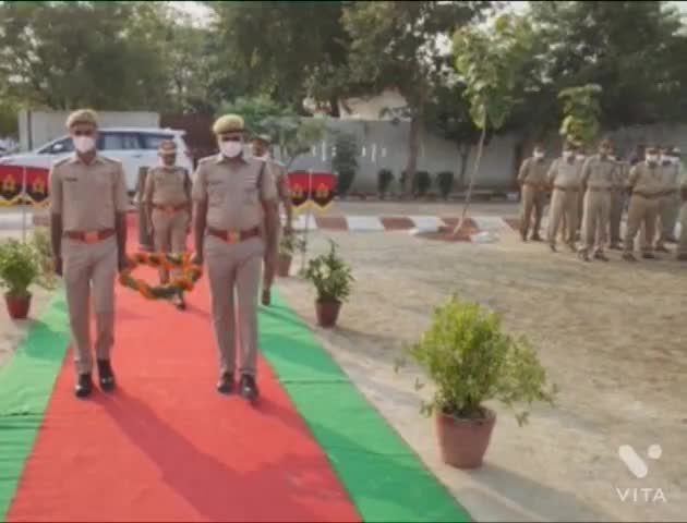 #पुलिस_स्मृति_दिवस के अवसर पर पुलिस लाइन कौशांबी में शहीद जवानों को याद कर भावभीनी श्रद्धांजलि दी गई।