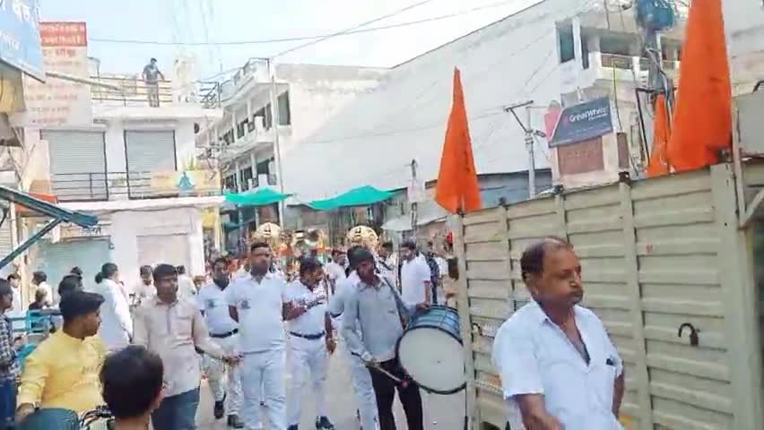 मेड़ता: #मीरा नगरी में शरद महोत्सव के दौरान निकाली गई प्रभात फेरी जिसमें भजनों की सरिता बही और आर्य वीरदल ने किये हैरतअंगेज करतब