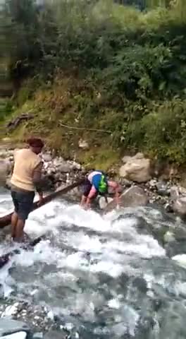 #Dewal-ग्रामीणों एवं स्कूली बच्चों के आने जाने का वैकल्पिक पुल बहा lगांव के युवक कर रहे पुल का निर्माण