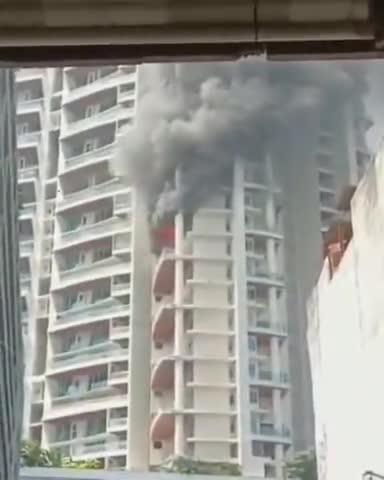 #mumbai #fire #🍭 ❤ #rajeshyadav
Fire breaks out on the 19th floor of a 60 storey building in Mumbai’s Curry Road area.