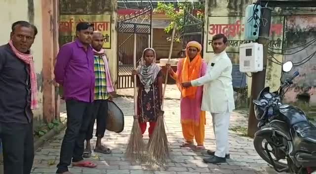 #श्रावस्ती
मोदी जी के नेतृत्व में 100 करोड़ वेक्सिनशन पूर्ण होने पर भाजपा कार्यकर्ताओं ने कोरोना योद्धाओं का किया सम्मान।
