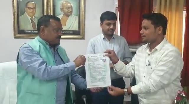 #श्रावस्ती
विधायक राम फेरन पाण्डेय द्वारा 100 करोड़ वेक्सिनशन पूर्ण होने पर डॉक्टर, नर्स व वार्ड बॉय को किया गया सन्मानित