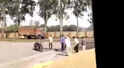 मोहम्मदी मंडी में खरीद ना होने पर किसान द्वारा अपने धान पर पेट्रोल डालकर आग लगाने पर मजबूर
#no_more_bjp
