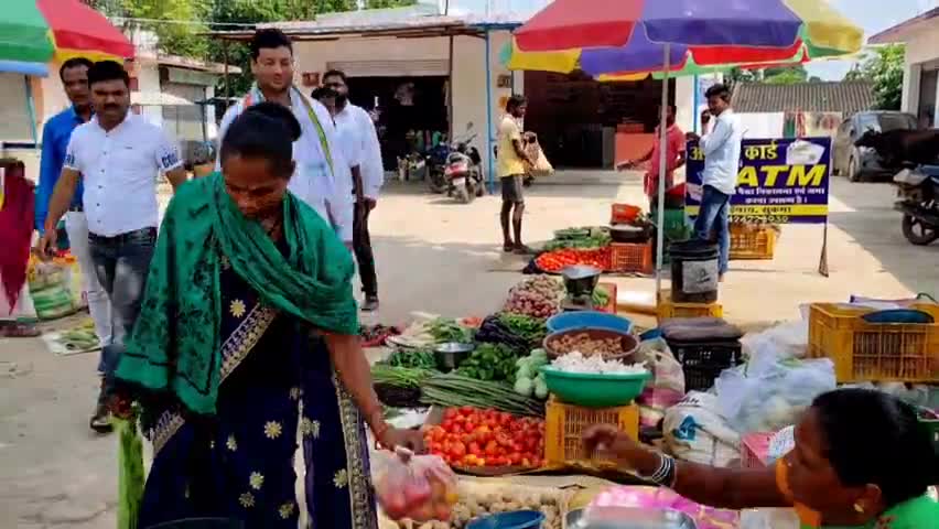 #अच्छेदिन
 मोदी सरकार की गलत नीतियों के खिलाफ आज सुकमा सब्जी मार्केट में लोन पर सब्जियां लेने का आग्रह किया।