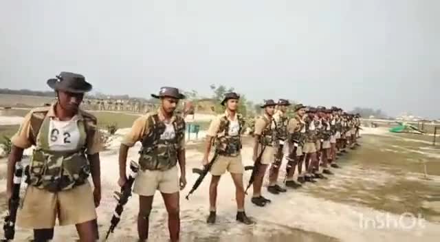 सकलडीहा: AK47 से CRPF के जवानों को  ट्रेनिंग करवाते हुए सेना अधीक्ष मिर्जापुर #CRPFTRENING #MIRJAPUR
#raviprakashgolu
