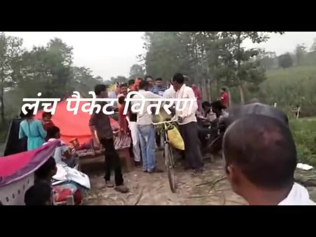 विधानसभा धौरहरा में बाढ़ प्रभावित क्षेत्र में लंच पैकेट का वितरण
#धौरहरा #बाढ़ #लंच_पैकेट_वितरण