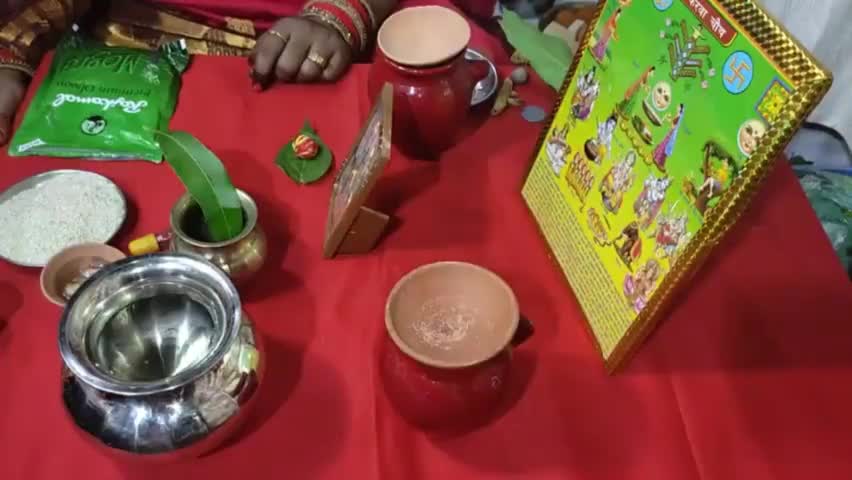 नटेरन: नटेरन में शनिवार को महिलाओं ने करवा चौथ की तैयारी की महिलाओं ने रविवार को महिलाएं रखेंगी करवा #चौथ का व्रत