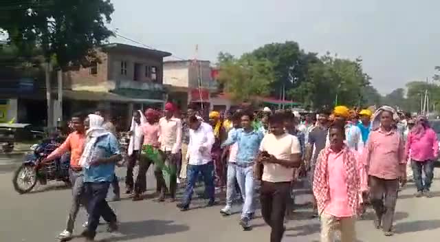 किशुनपुर पंचायत के मुखिया रिंकी सिंह पति रमन सिंह की रैली निकला हजारों में नामांकन कराने।  #publictaknews