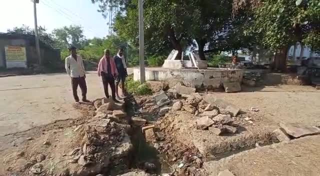 भितरवार: भितारवार तहसील ग्राम बसोंडी सड़क टूटी 
ग्राम वासी परेशान पंडित , ओझा 


 #भितरवार #news #bhitarwar #sadak #mr_rishu_002