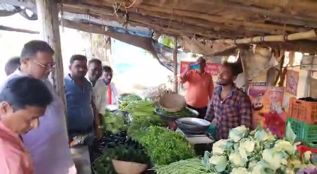 बढ़ती महंगाई के विरोध में बलौदाबाजार के सब्जी दुकान जाकर सब्जियों को किश्त में देने का आग्रह किया !
#मोदी_है_तो_महंगाई_है