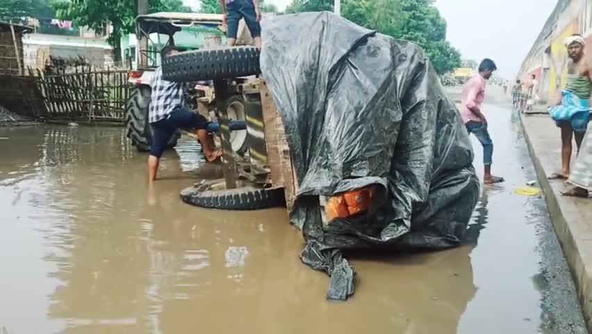 अररिया: araria jhangir basti nh 57 ka nicha road  jo ha isma bhuat bara gadda ha iska karan gari plat gaya ha #viralviedo