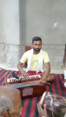 अपने गाँव में ग्रामीण बुजुर्गो के साथ कुछ मनोरंजन करते हुए।
#gramin