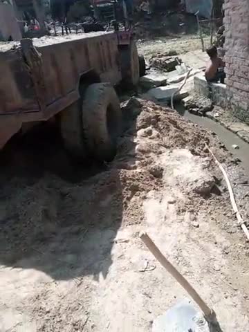सिराथू: #कड़ा क्षेत्र ग्राम अफजलपुर सातों घोसियाना रास्ते में बालु का लदा ट्रैक्टर फंसा