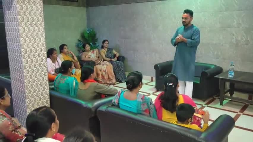 कनक धनाई द्वारा आज #आंगनबाड़ी कार्यकर्ताओं  का आशीर्वाद लिया.