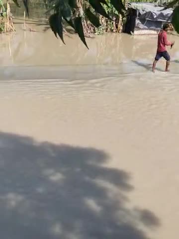 लहरपुर: Gram Gram Panchayat kadbada matuwa road pe pani chal rha
#ग्रामीणों