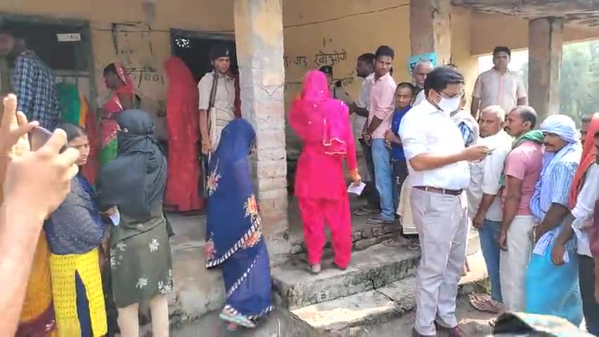 #चेरियाबरियारपुर प्रखंड में आज मतदान के दौरान बेगूसराय जिला पदाधिकारी अरविंद कुमार वर्मा निरीक्षण करते हुए।