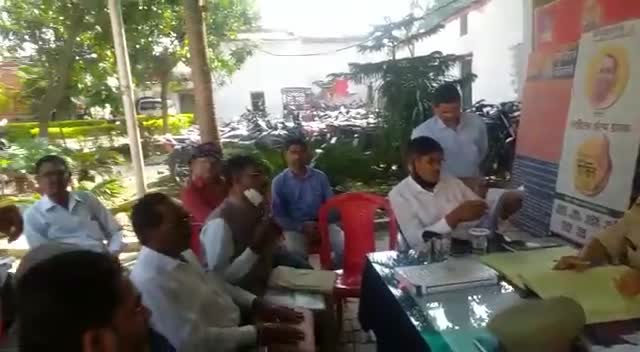 थाना दिवस में पुलिस क्षेत्राधिकारी के सामने पक्ष रखते हुए सीरवसुचन्द के लेखपाल।
#thanadivas #afzalgarh #jansamvad