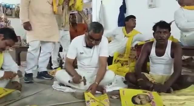 मा. #ओमप्रकाश राजभर जी ने 27 अक्टूबर #सुभासपा स्थापना दिवस समारोह एवम् महापंचायत हलधरपुर मऊ के लिए स्वयं बना रहे है झंडा