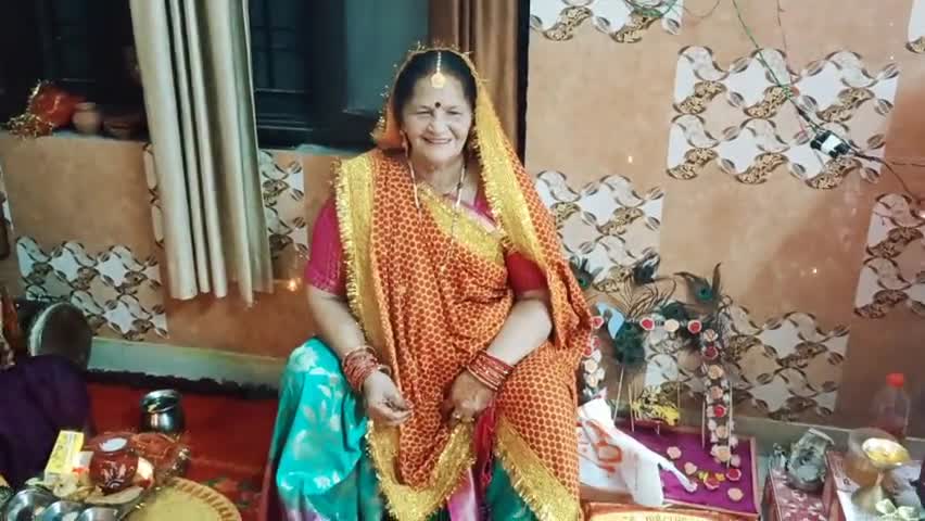 #करवाचौथ के ब्रत में अपनी बहुओं के साथ माता जी